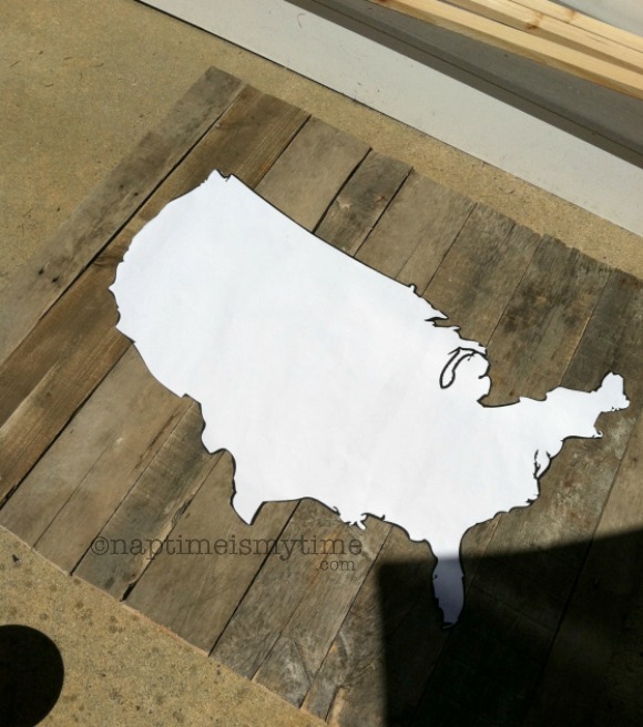 This DIY Pallet Art USA Map is easy to make! Check out emilystephens.com for the tutorial!
