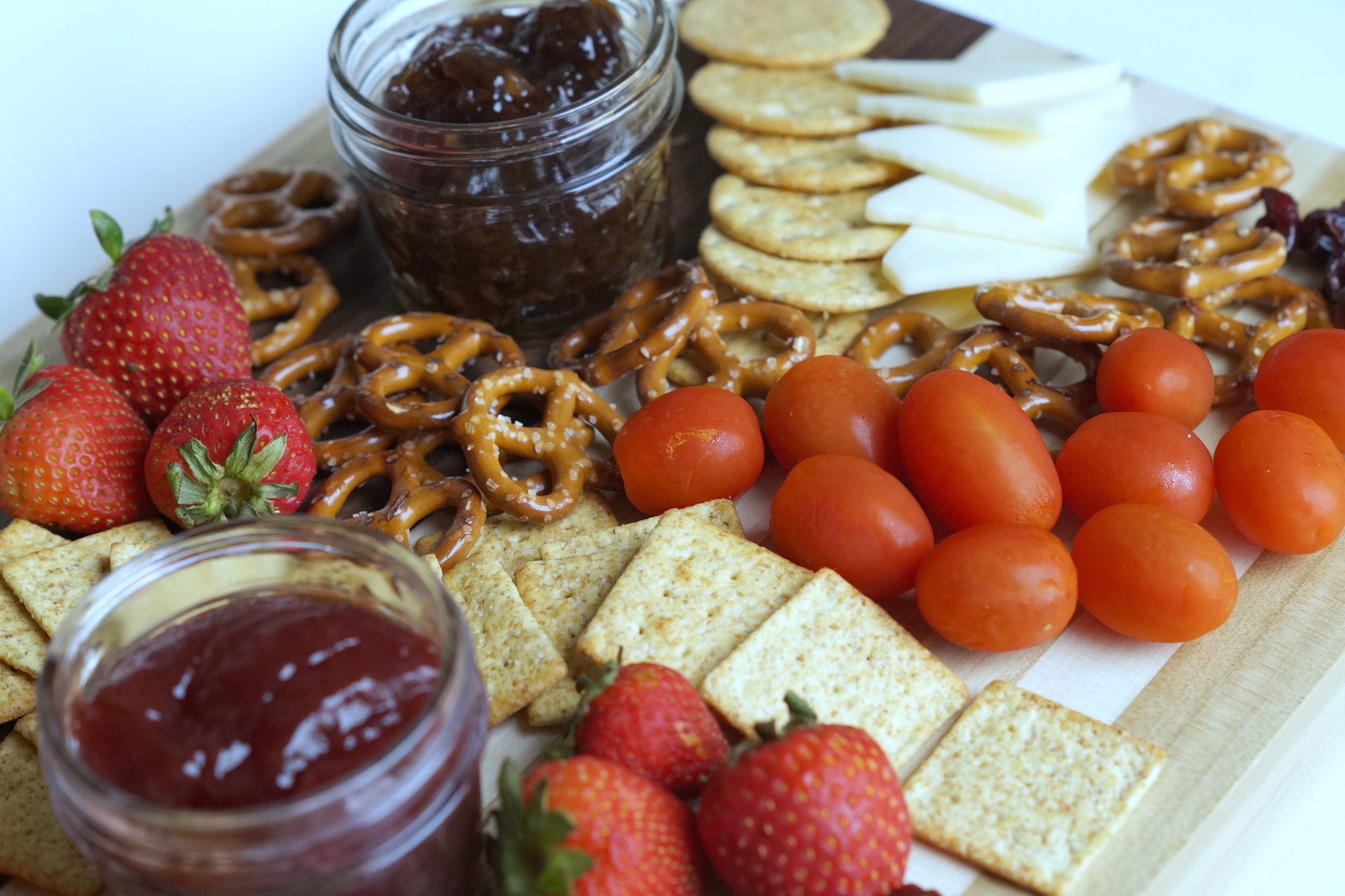 Looking for an easy back to school snack for your kids? Make this Charcuterie Board for Kids with #EckrichFlavor #AskForEckrich AD