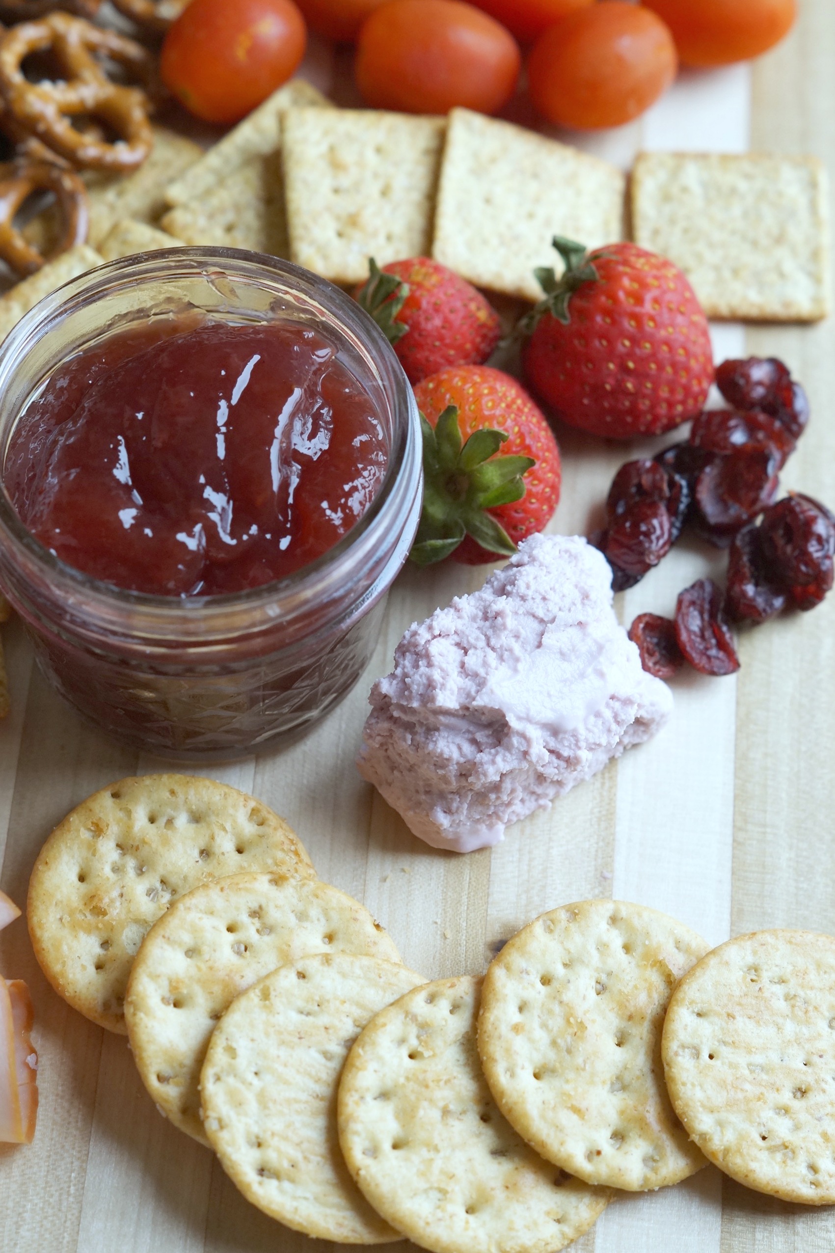 Looking for an easy back to school snack for your kids? Make this Charcuterie Board for Kids with #EckrichFlavor #AskForEckrich AD