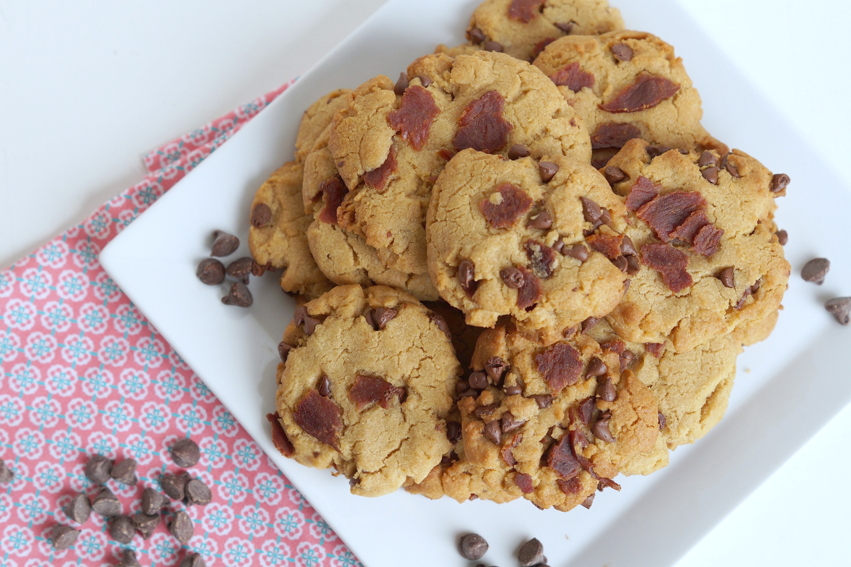 Follow this simple recipe for Peanut Butter Chocolate Chip Bacon Cookies and it's easy to #ServeUpSummer all year long! AD