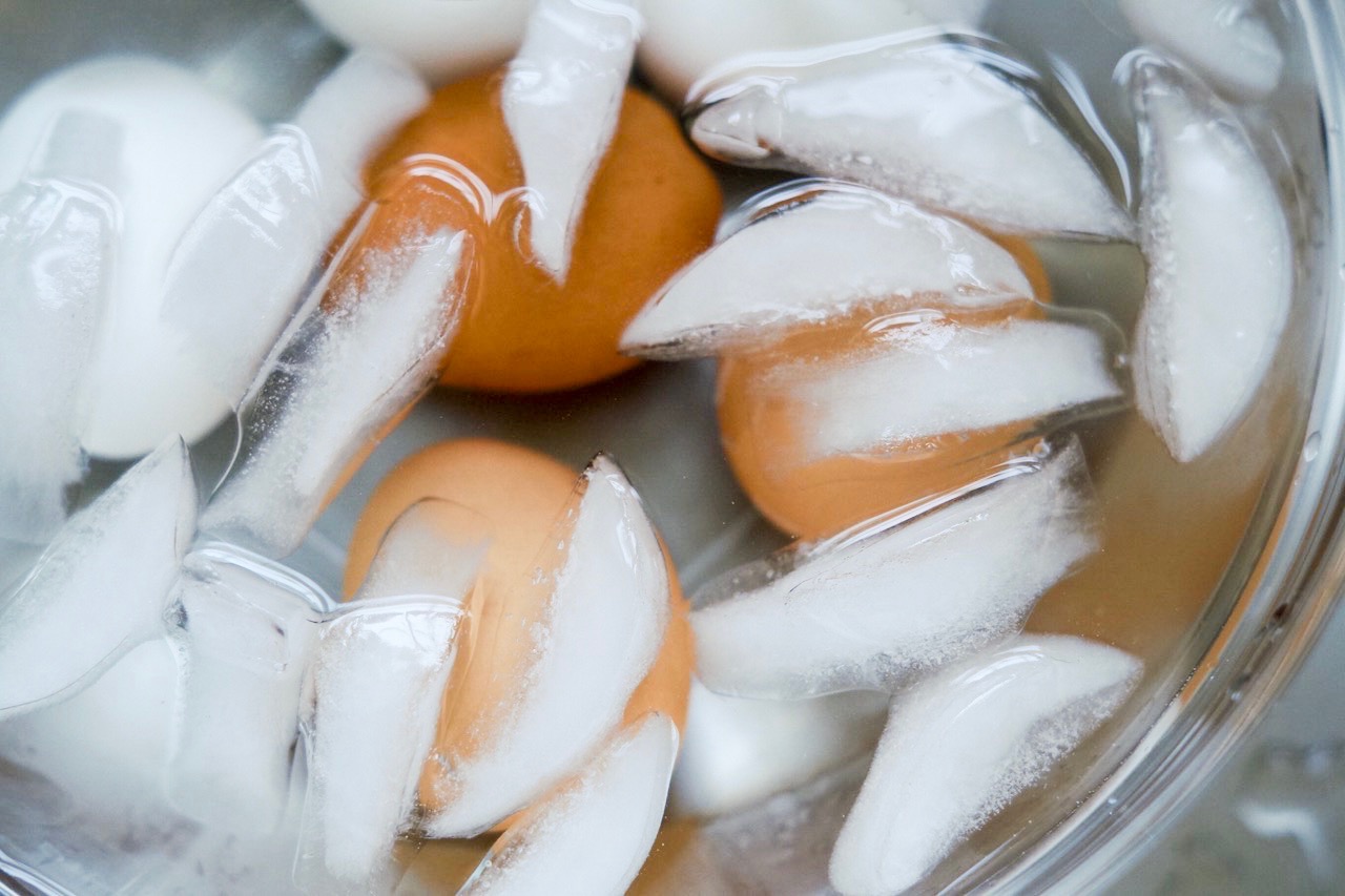 Want to learn how to boil eggs perfectly? This is the resource for you! In only 20 minutes, you can boil eggs perfectly. Click through to learn how!
